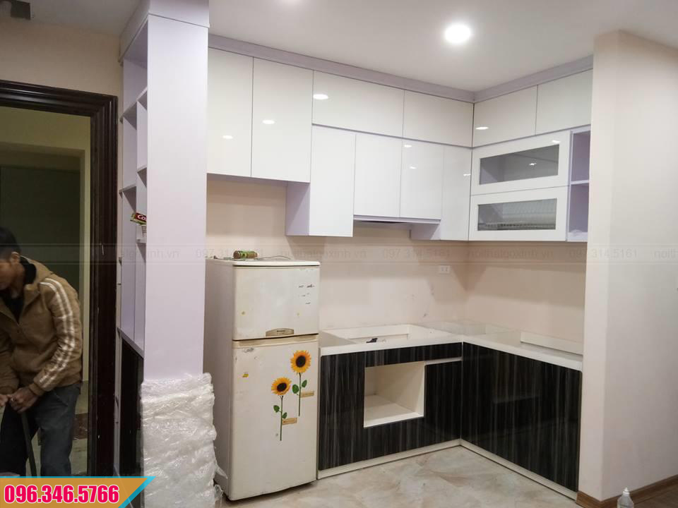 Tủ bếp Acrylic với tủ bếp trên màu trắng, tủ dưới màu vân gỗ 422020W9U