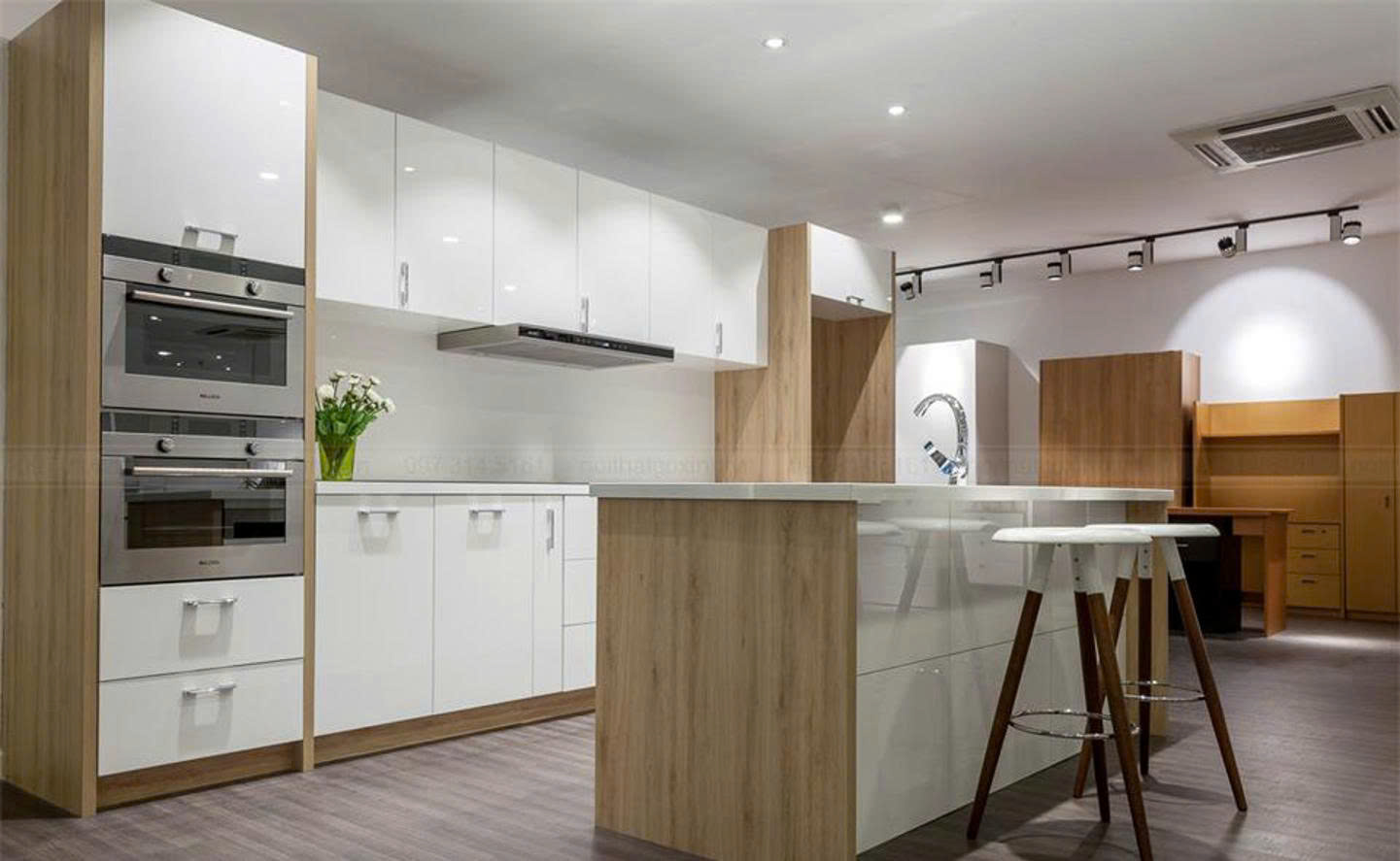 Mẫu tủ bếp Acrylic thẳng có bàn đảo bếp sang trọng 082020VC3 đẹp hiện đại