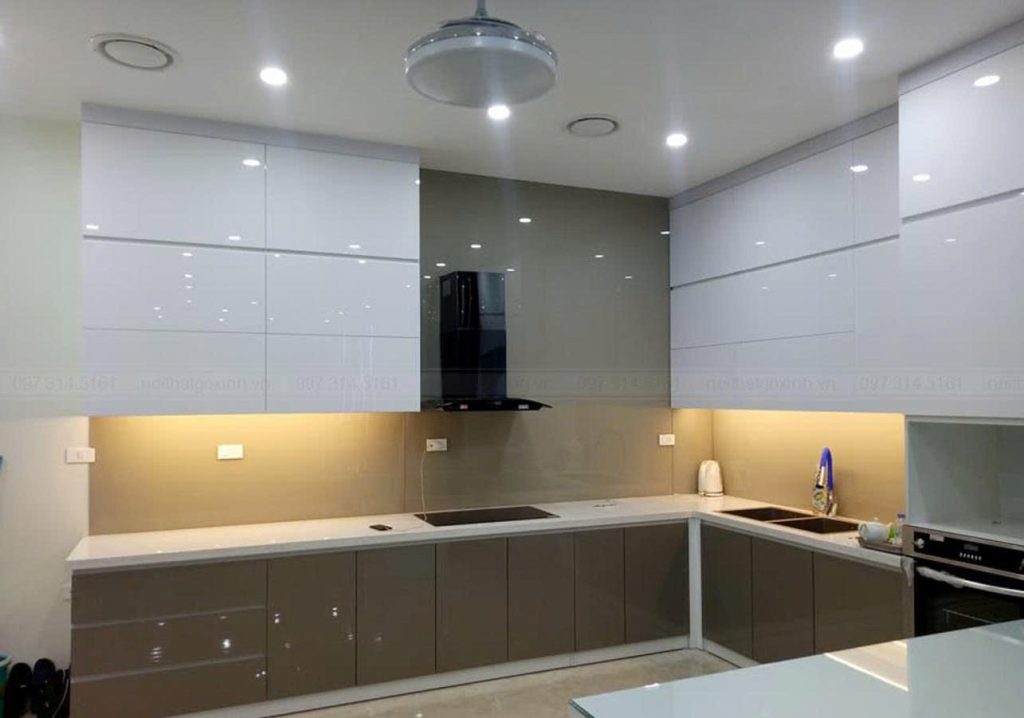 Mẫu tủ bếp Acrylic chữ L màu trắng xám đụng trần 50202054W đẹp hiện đại