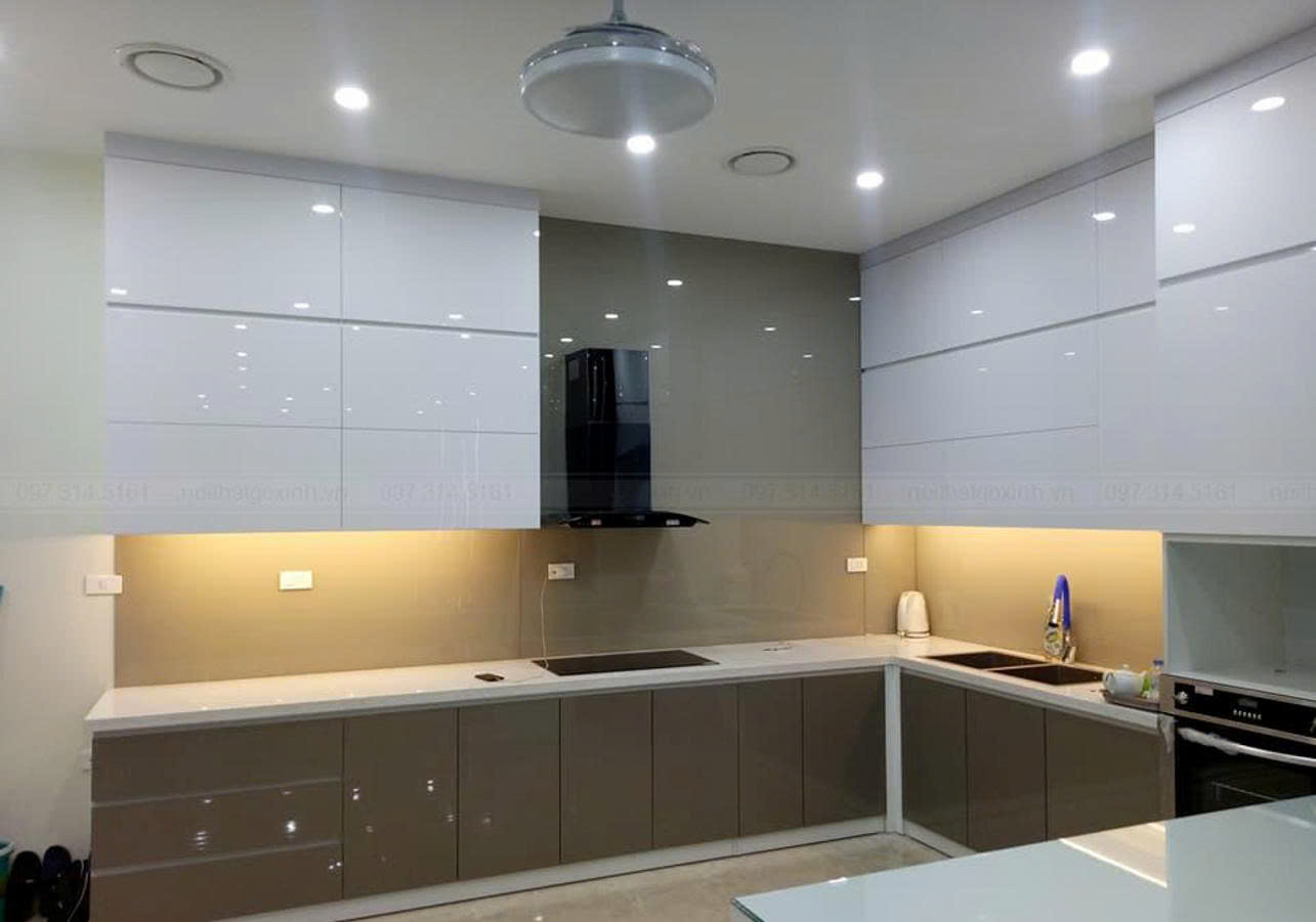 Mẫu tủ bếp Acrylic chữ L màu trắng xám đụng trần 50202054W đẹp hiện đại