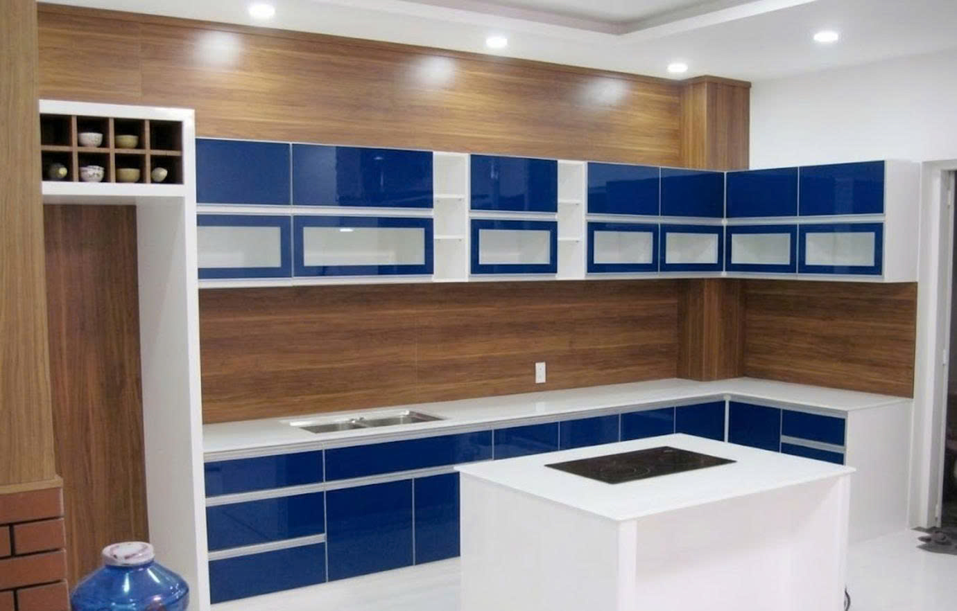 Mẫu tủ bếp Acrylic màu xanh trắng có tủ kho 222020MCF đẹp hiện đại