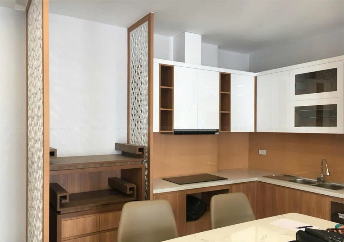 Mẫu tủ bếp Melamine chữ L thiết kế cạnh tủ gia tiên 1120207F4 đẹp hiện đại