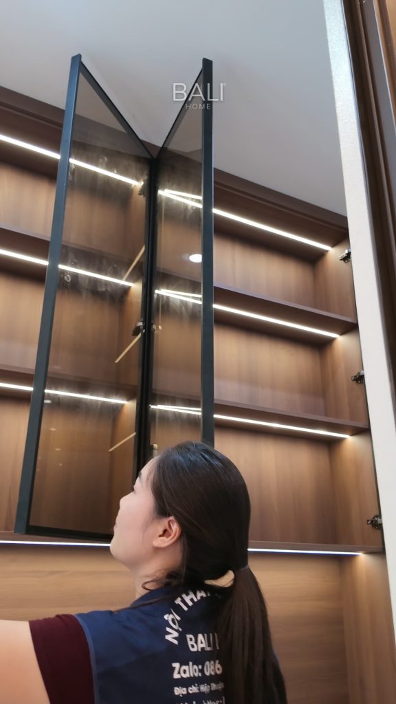 Phòng ngủ gỗ với tủ quần áo âm tường đèn LED và nội thất gỗ